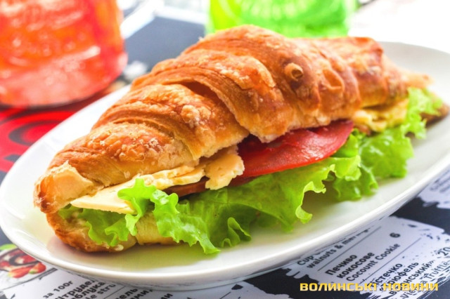 Круасан із шинкою – саме те, що буде смакувати найкраще